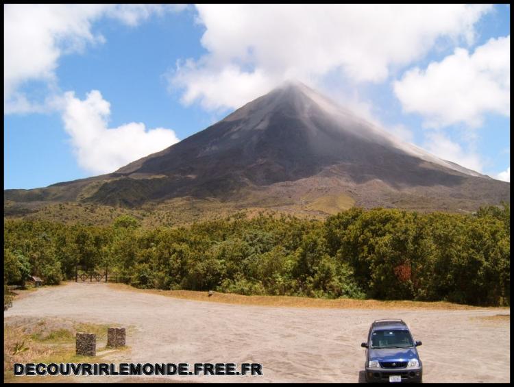  Imposant Volcan Arenal et notre 4x4 Terios en face