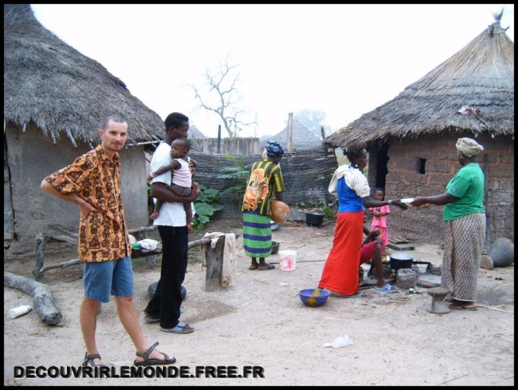  Village traditionnel de Sambu
