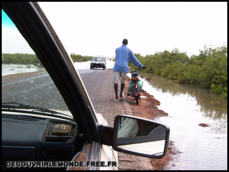  Innodation des routes pres de Ziguinchor apres la saison des pluies
