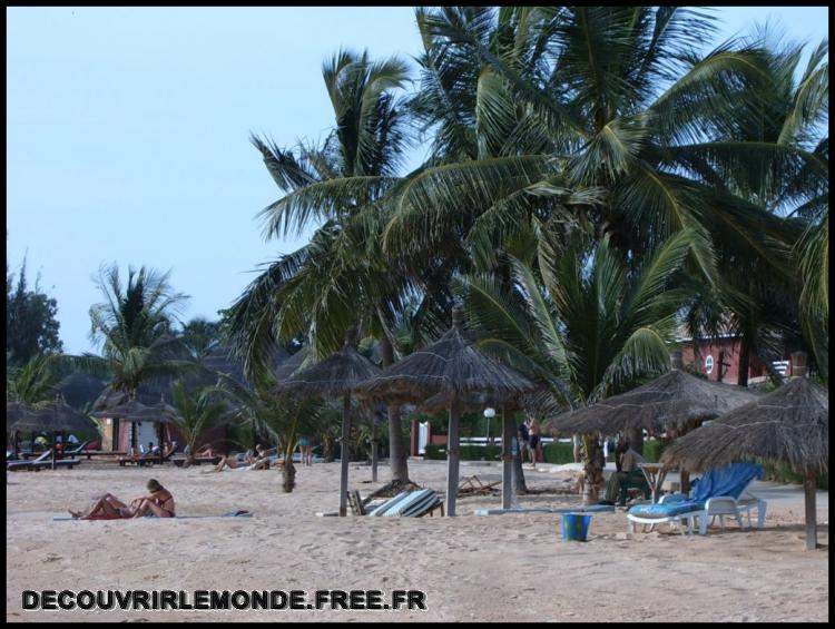  Plage typique de Saly