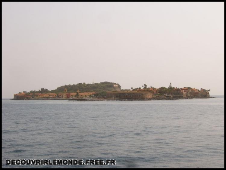  vue de l'Ile de Goree au loin